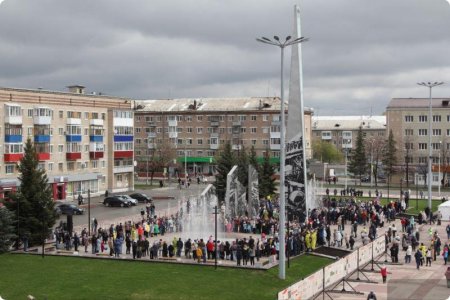 Евгений Куйвашев вместе с тысячами уральцев принял участие в митинге в честь Праздника Весны и Труда